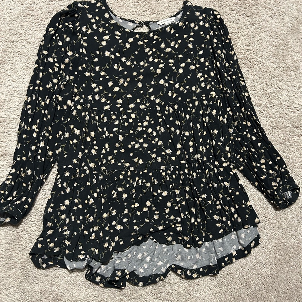 3/$15 American eagle black with daisies open back long sleeve shirt